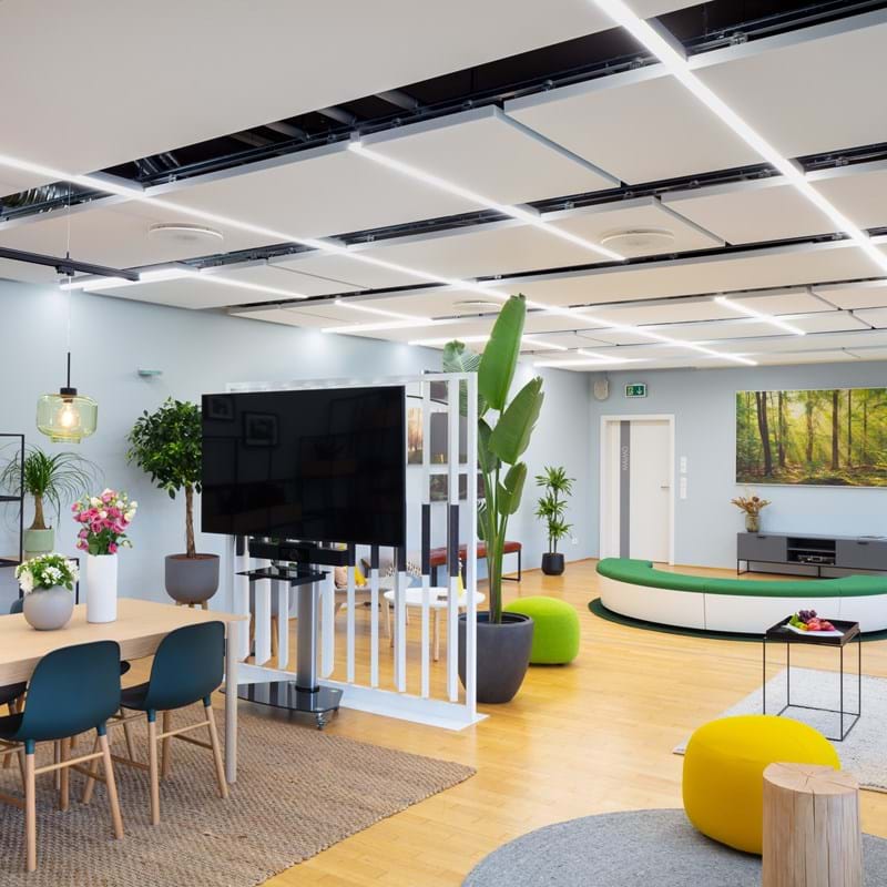 Heiz-/Kühldecke mit effektiven Schallabsorbern