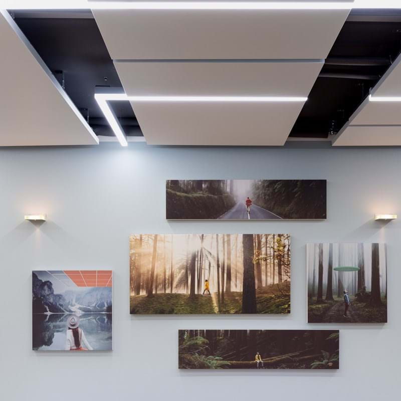 Heiz-/ Kühldecke mit integrierten Absorbern