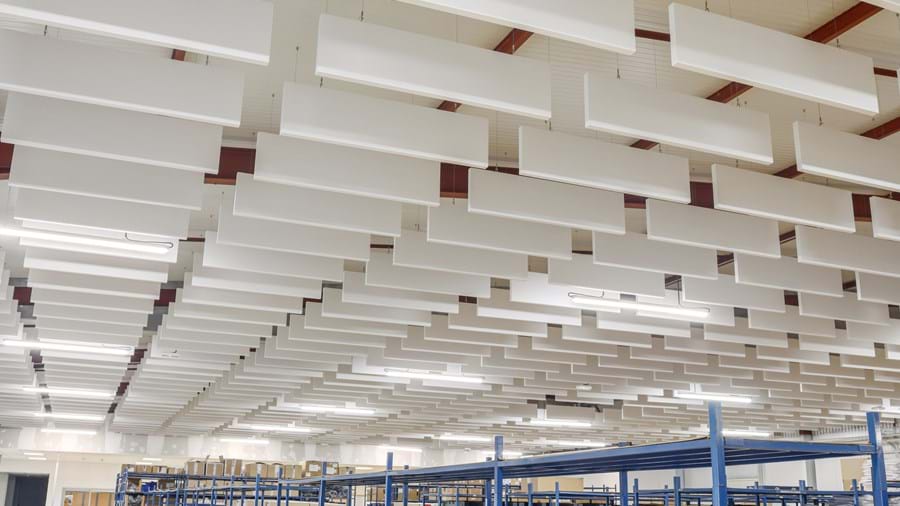 Photo de baffles acoustiques suspendues installées à l'école de gendarmerie de Dijon.