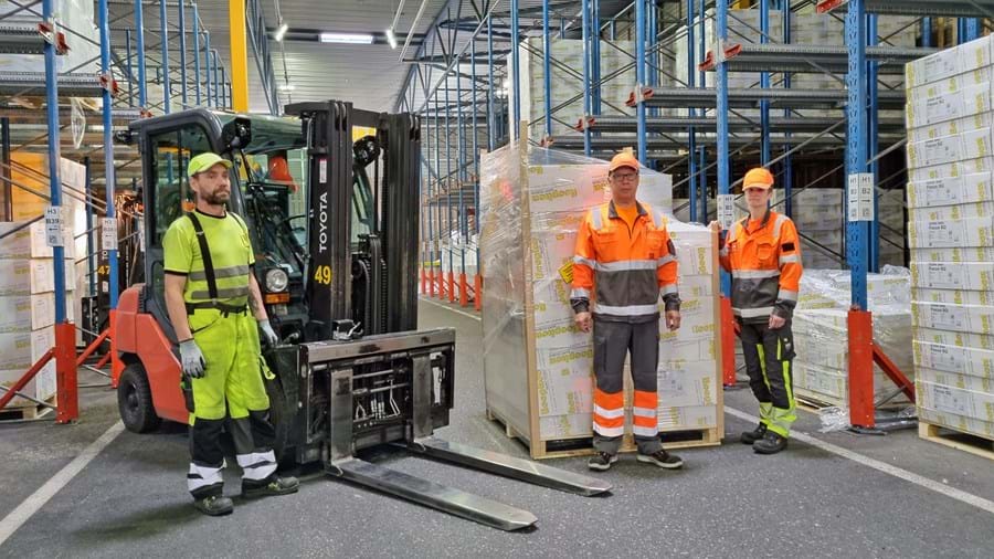 Logistiikan työntekijöitä Ecophonin tehtaalla Forssassa.