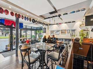 Photo de restaurant avec panneaux acoustiques au plafond et sur les murs.