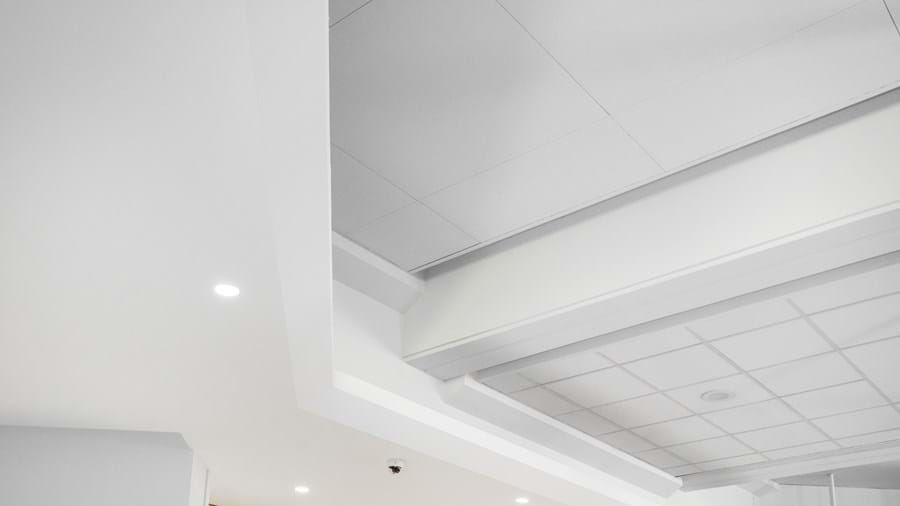 Vue de près des dalles acoustiques posées.