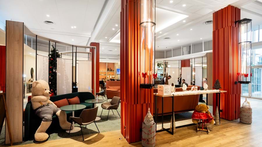 Photo de plafond avec dalles acoustiques blanches dans l'hôtel.