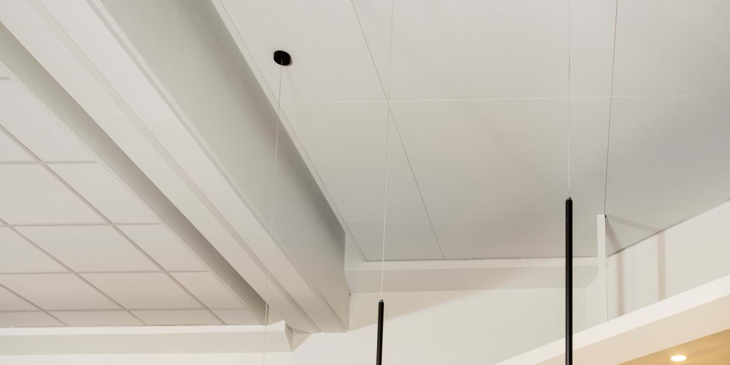 Photo de près du plafond à deux niveaux avec les dalles acoustiques