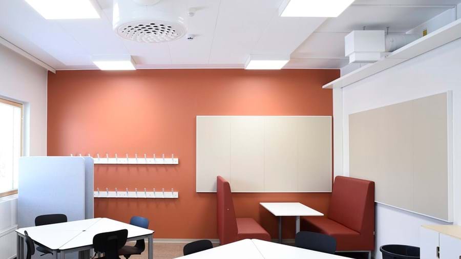Opetustilan seinäakustiikkaratkaisuna on käytetty Ecophon Akusto Wall C -akustiikkalevyjä