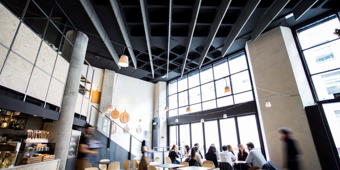 immagine di bar ottimizzato con baffles acustici