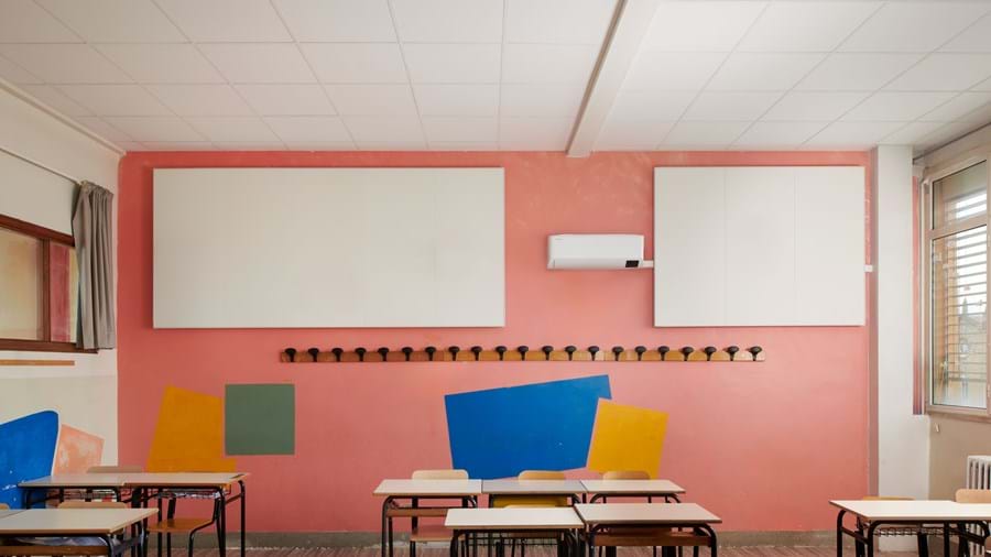 La fotografia mostra l'aula scolastica dopo il trattamento acustico
