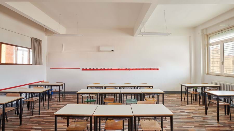 La fotografia mostra l'aula scolastica prima del trattamento acustico