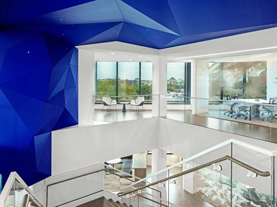 Akustische Spanndecke im Treppenhaus und an der Decke eines Büros