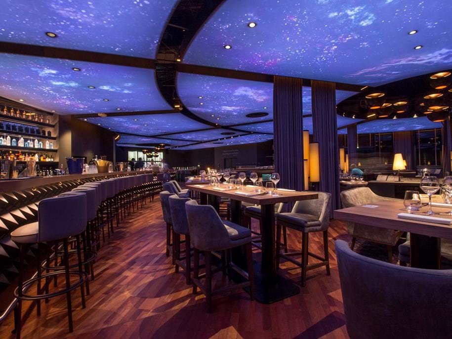 Restaurant mit akustischer Spanndecke