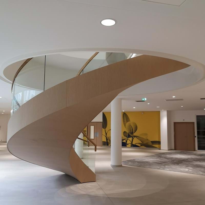 Treppenaufgang mit akustischem Premiumgewebe