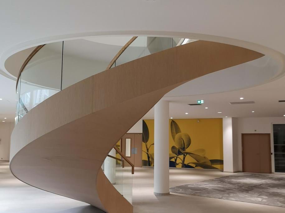 Treppe mit Akustikgewebe bespannt