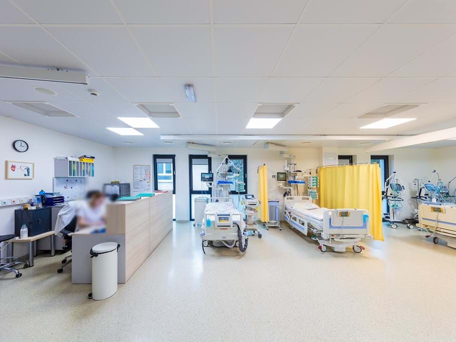 Suspended acoustic ceiling in cardiology patient room