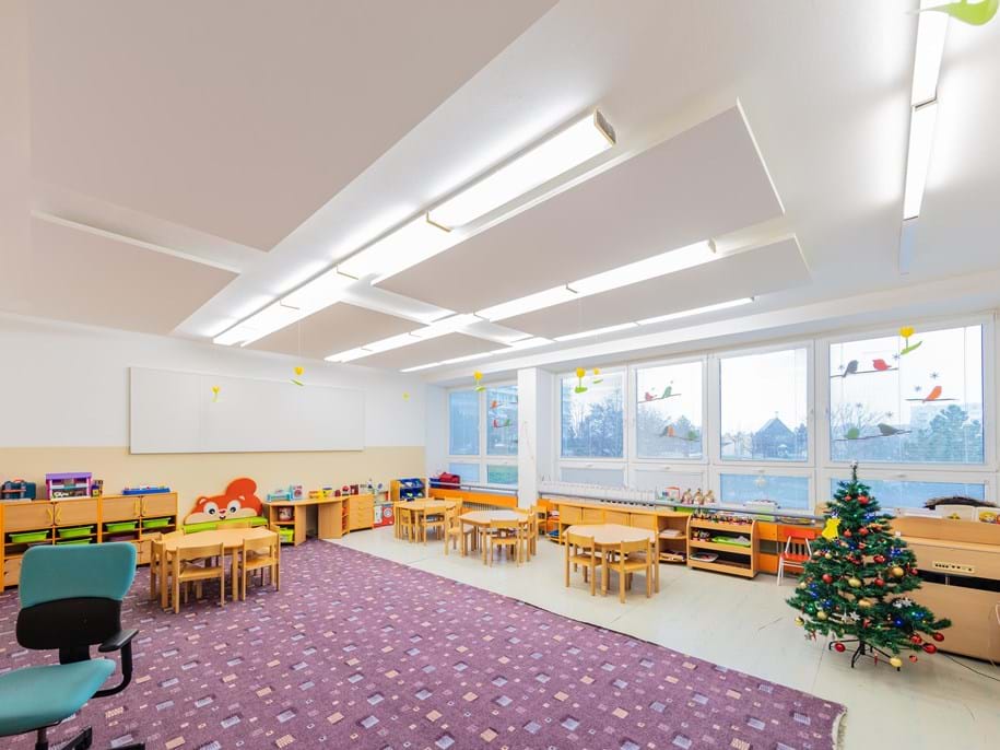 Free hanging acoustic ceiling panels and wall panel in classroom