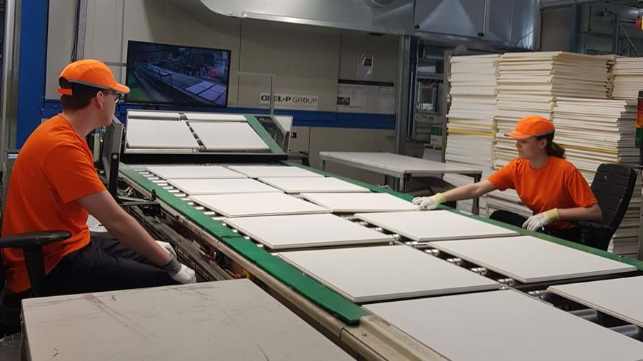 Laadunvalvontaa Ecophon Forssan tehtaalla