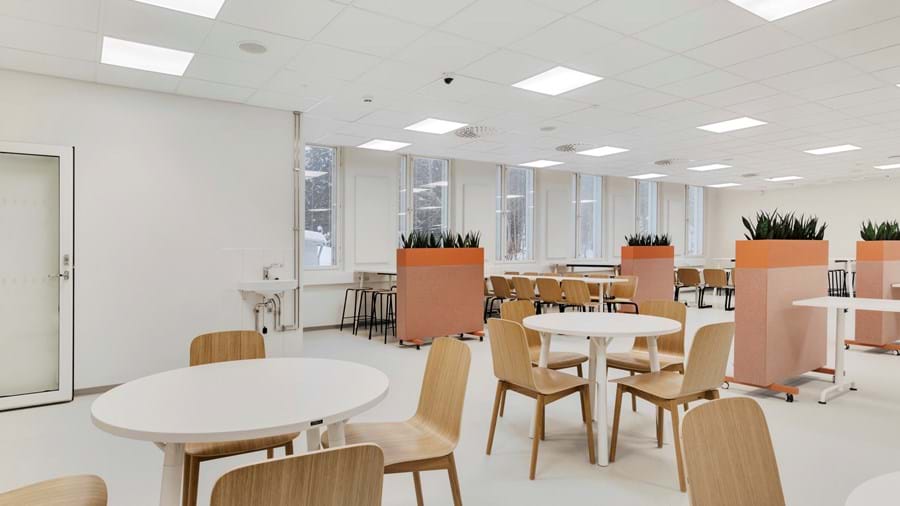 Opetustiloja Hämeenlinnan yhteiskoulussa. Tiloissa on ääntä vaimentava Ecophonin akustiikkakatto.