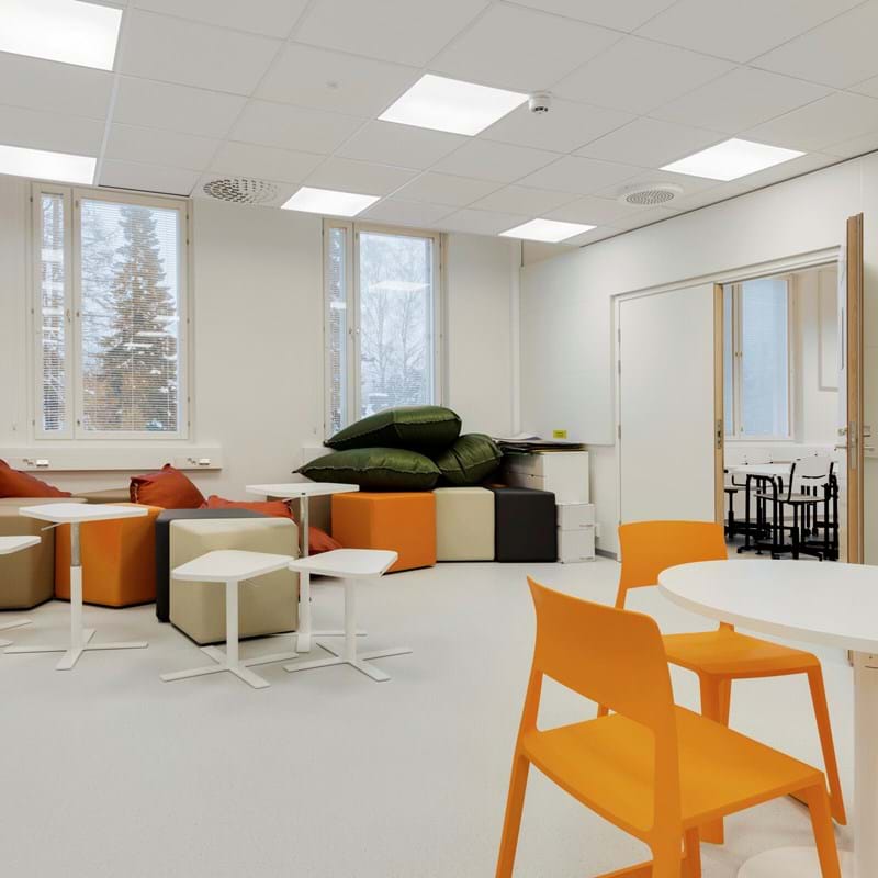Opetustiloja Hämeenlinnan yhteiskoulussa. Tiloissa on ääntä vaimentava Ecophonin akustiikkakatto.