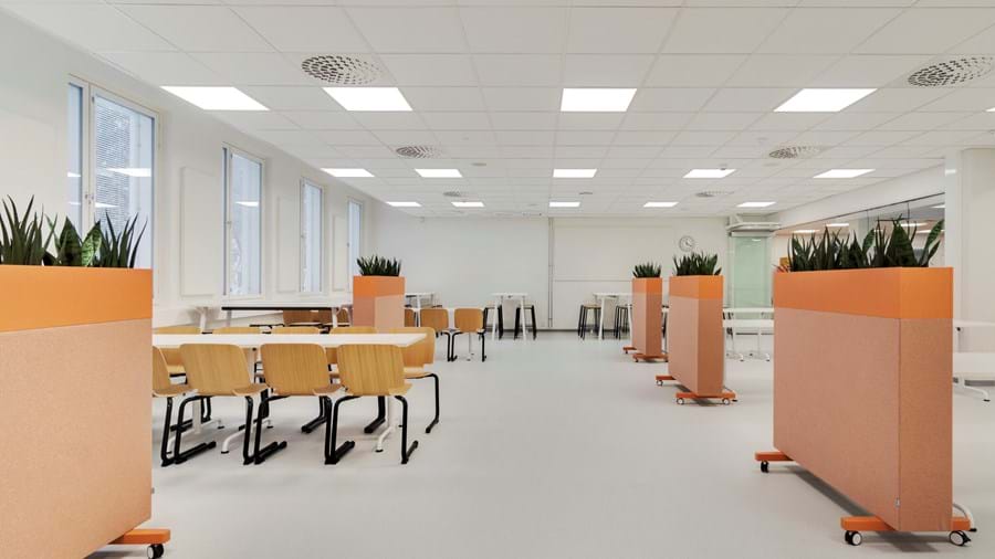 Opetustiloja Hämeenlinnan yhteiskoulussa. Tiloissa on ääntä vaimentava Ecophonin akustiikkakatto.