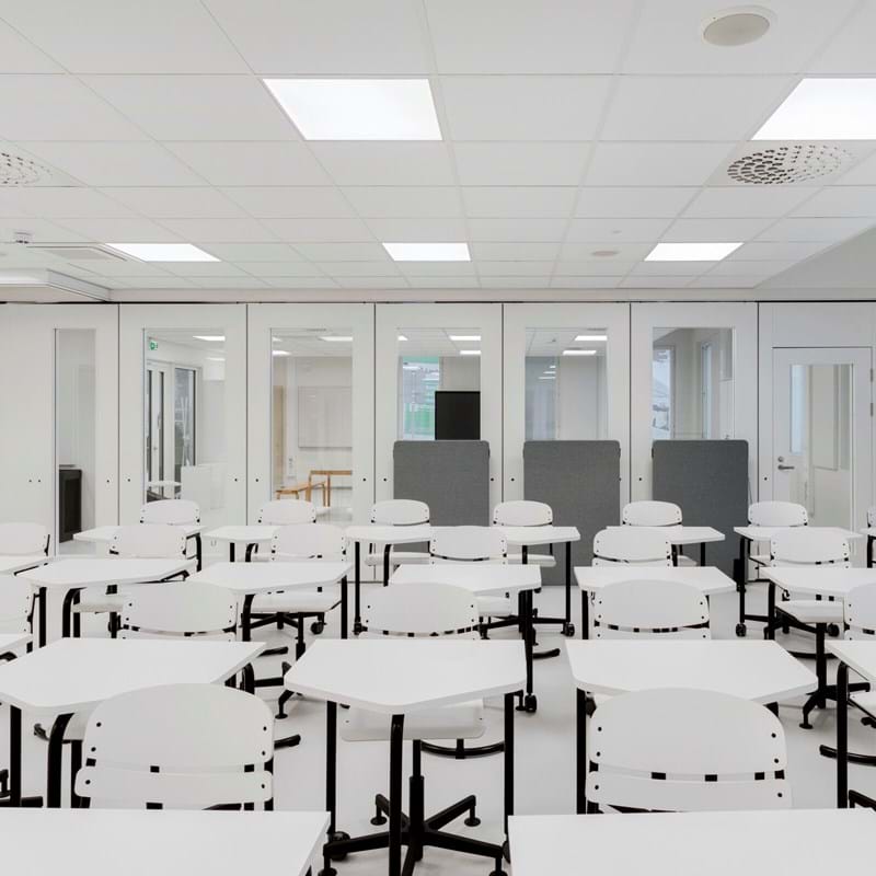 Opetustiloja Hämeenlinnan yhteiskoulussa. Tiloissa on ääntä vaimentava Ecophonin akustiikkakatto.