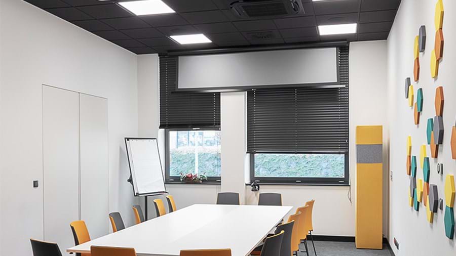 Černý akustický podhled  v konferenční místnosti