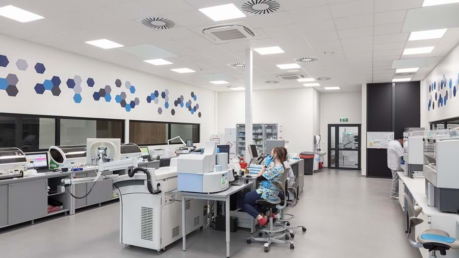 Celoplošný akustický podhled v analytické laboratoři