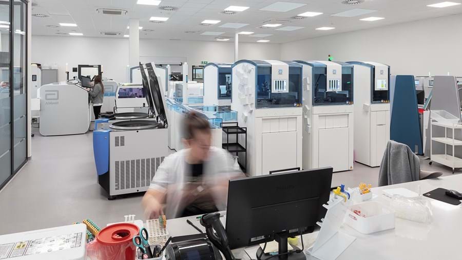 Celoplošný akustický podhled v analytické laboratoři