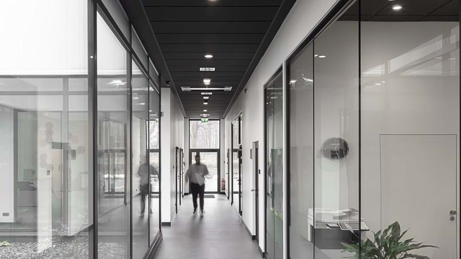 Černý akustický strop v kancelářské chodbě