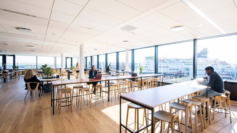 Plafond acoustique suspendu dans un bureau à aire ouverte