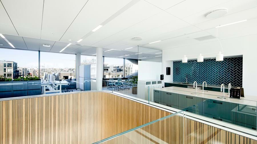 Plafond acoustique suspendu dans un bureau à aire ouverte