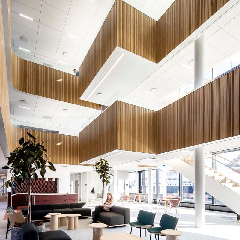 Plafond acoustique suspendu dans l'atrium et le hall d'entrée d'un escalier de bureau