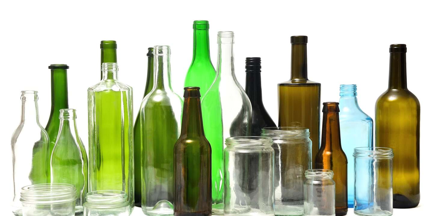 Pārstrādātas stikla pudeles dažādās krāsās