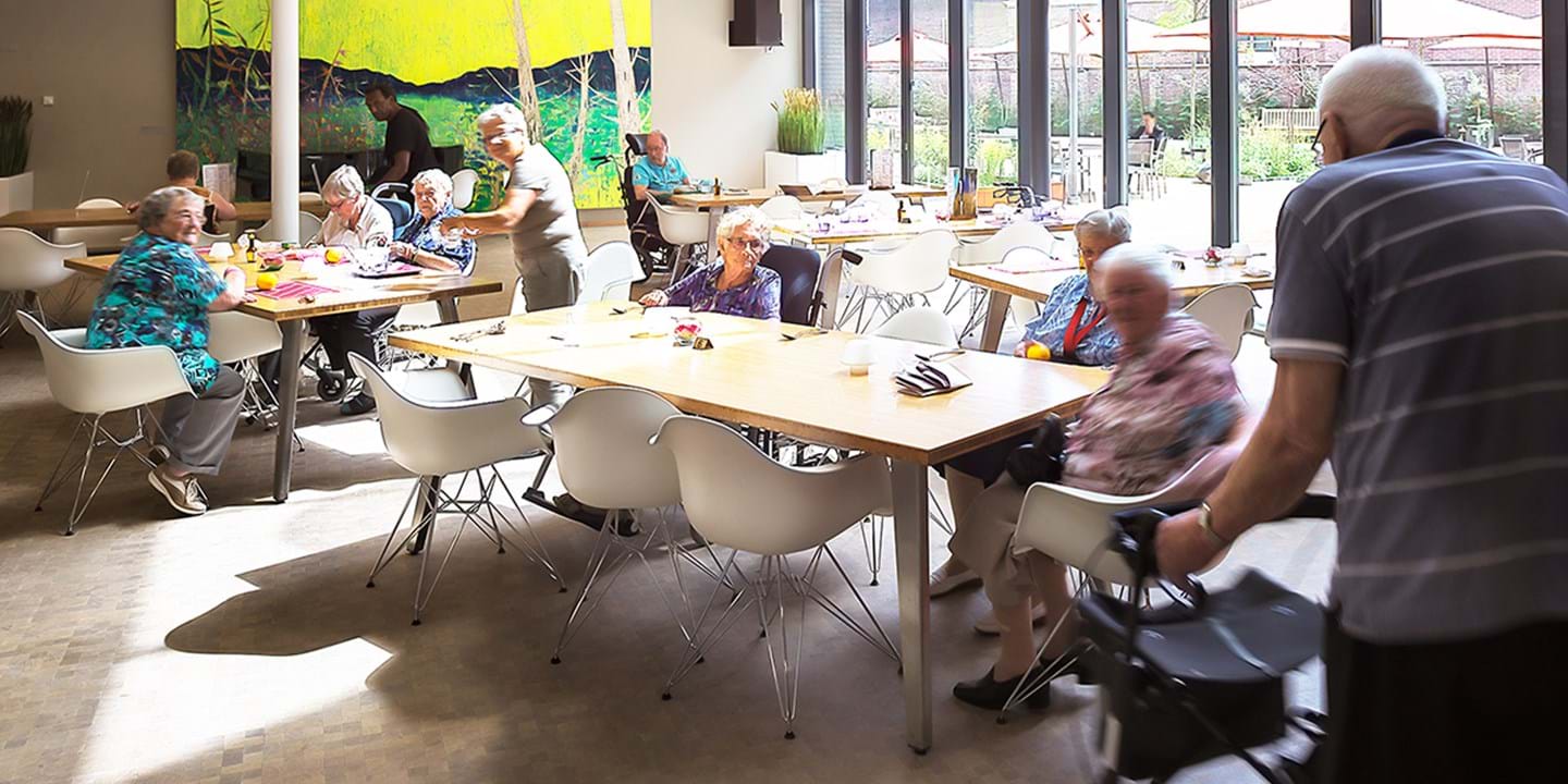 Idosos a socializarem