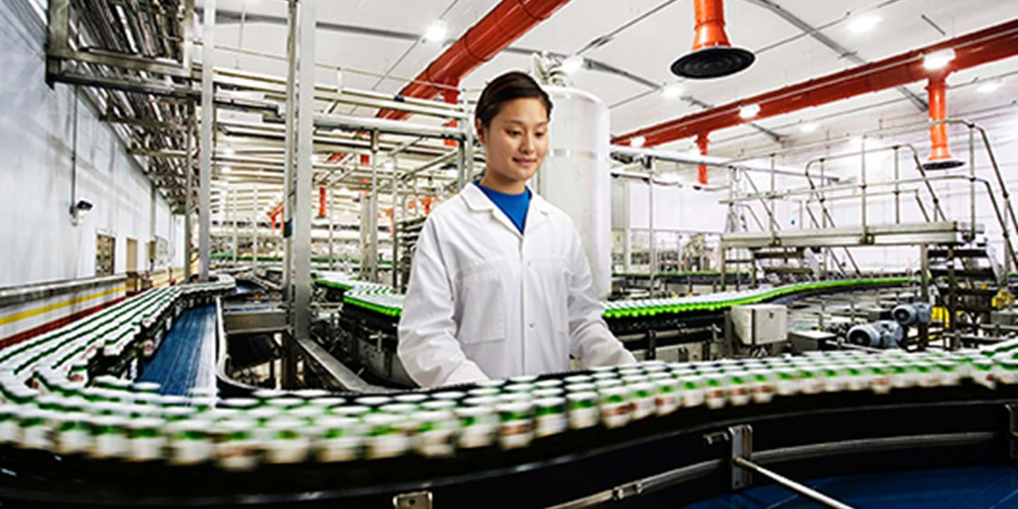 Dělník u dopravního pásu