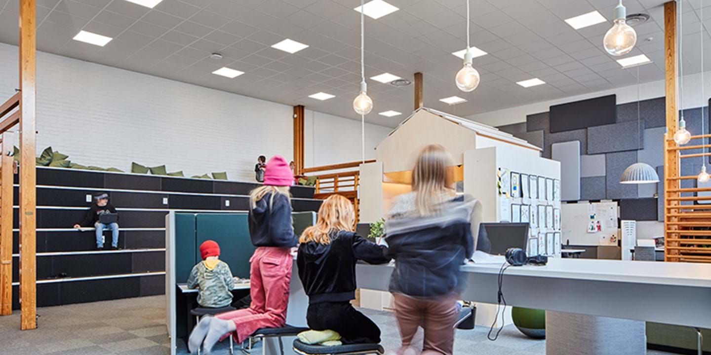 Klassrum med fem barn