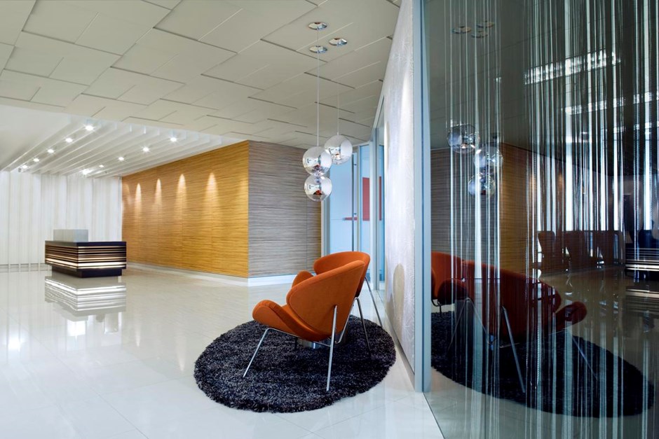 Acoustic ceiling system Ecophon Focus™ Levels in office corridor