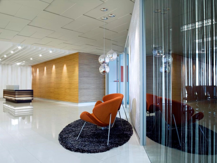 Acoustic ceiling system Ecophon Focus™ Levels in office corridor