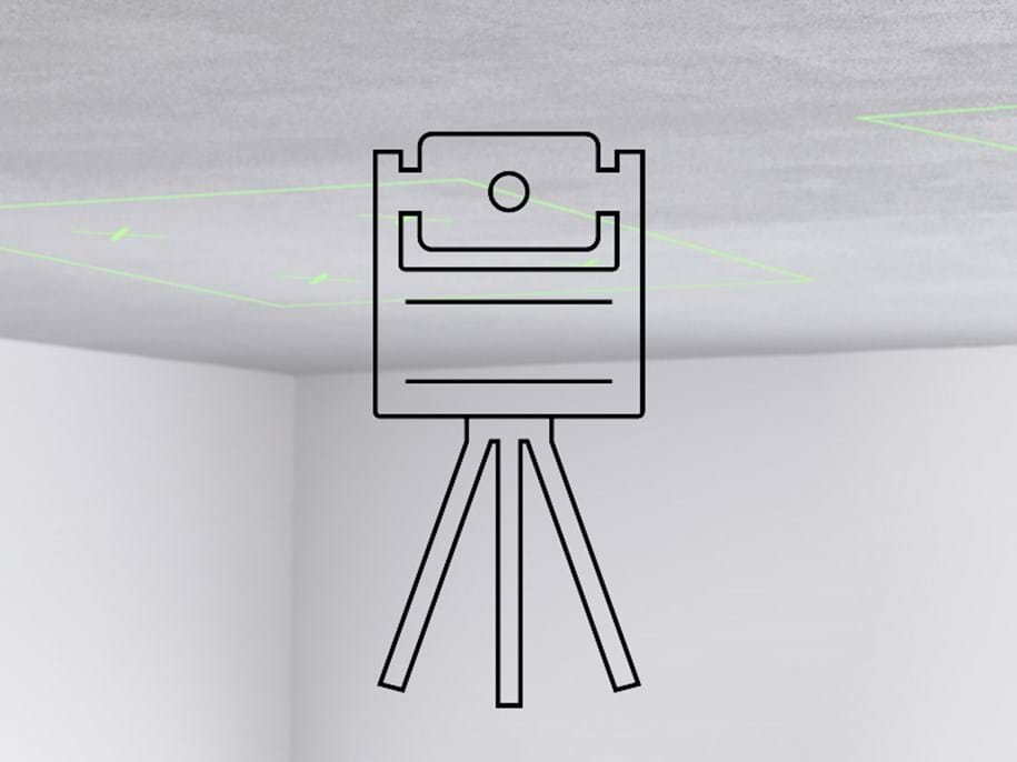 Ein Raum mit weißen Wänden und einer grauen Decke, die mit schwachen grünen Laserlinien verziert ist. Ein digitales Overlay zeigt ein Linienmuster eines Vermessungsstativs in der Mitte des Bildes.