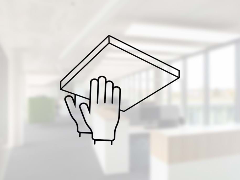 Illustration von zwei Händen, die ein rechteckiges Objekt in einer Büroumgebung halten. Der Hintergrund zeigt ein verschwommenes Büro mit großen Fenstern, Schreibtischen und Trennwänden.