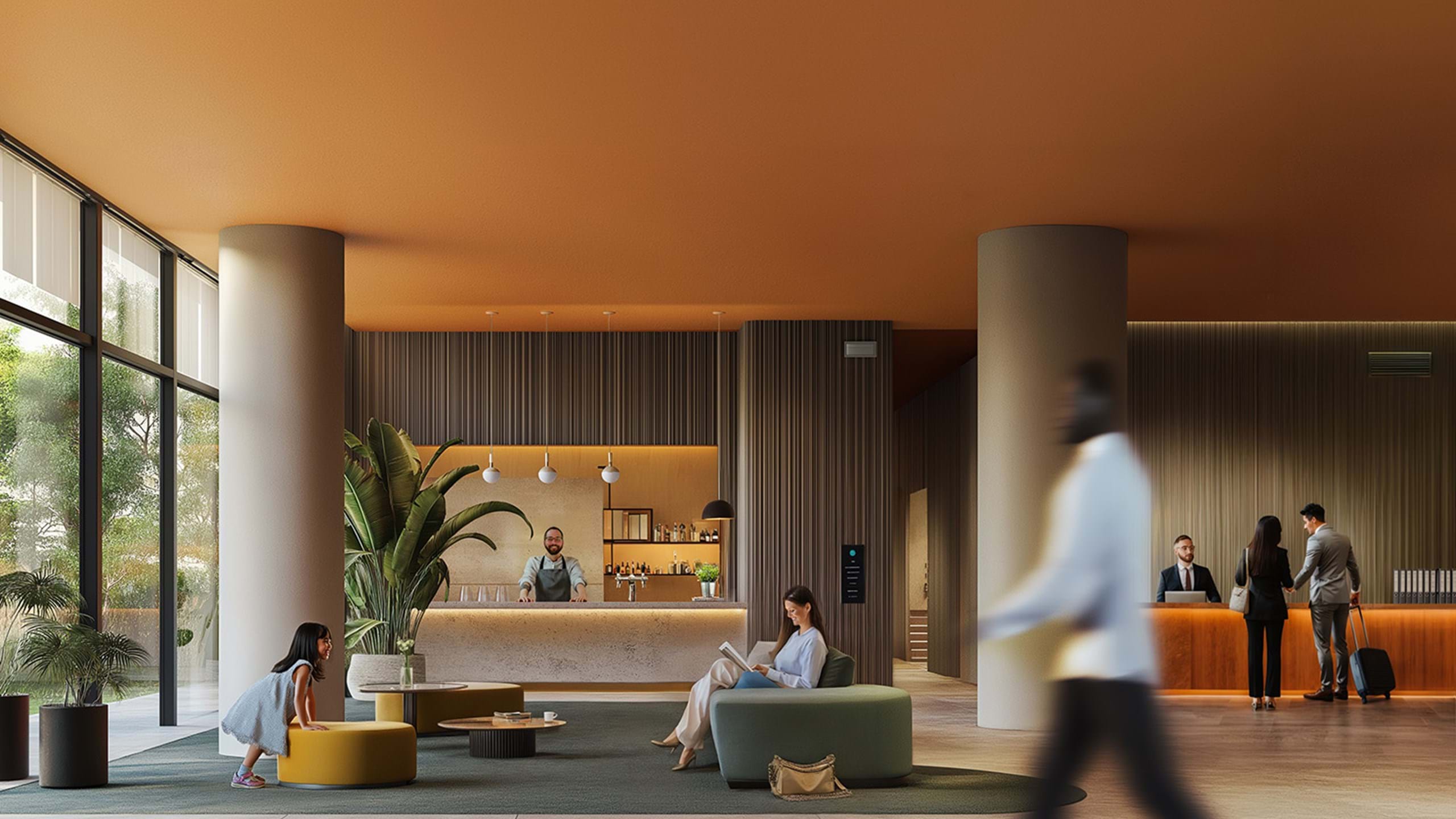 Inredning i en modern hotellobby med varm belysning. Taket och vissa väggar är målade i en dämpad orange nyans, medan andra väggar har vertikala träribbor. I förgrunden går en suddig figur förbi, vilket antyder rörelse i rummet. I det centrala området finns en sittgrupp med två personer som sitter på lågprofilerade möbler; ett barn på en senapsgul ottoman och en kvinna på en beige soffa. Till höger finns en receptionsdisk där en anställd står redo bakom disken och två personer verkar checka in eller samtala med den anställda. Den övergripande atmosfären förmedlar en känsla av modern design blandad med komfort och aktivitet.