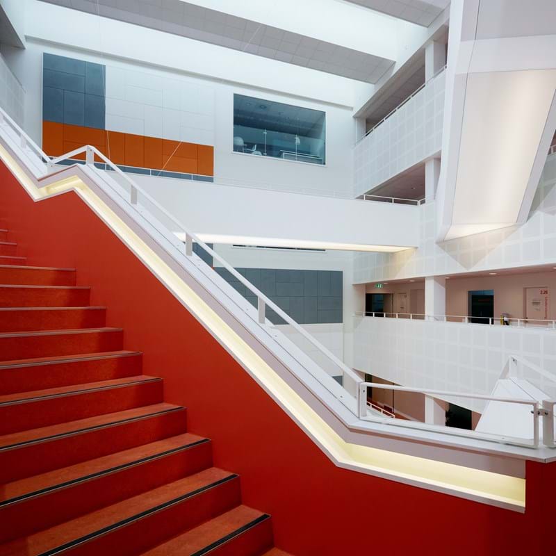 Lichthof mit mit Stretchgewebe bespannten Treppenaufgängen