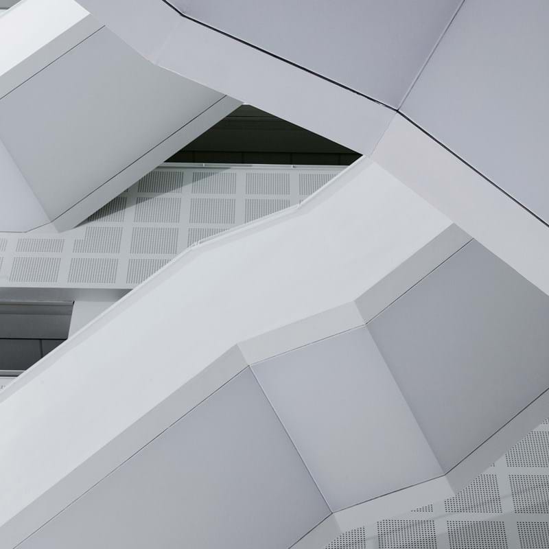 Detailansicht einer mit Stretch-Gewebe bespannten Treppe