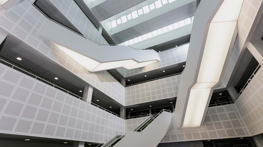 Atrium mit mit Stretchgewebe bespannten Treppenaufgängen