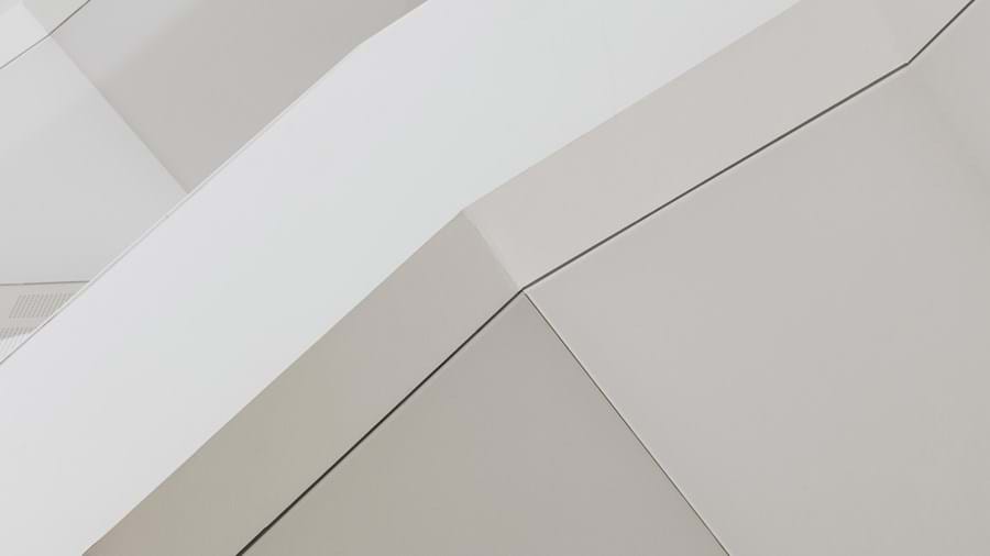 Nahaufnahme von mit Stretchgewebe bespannten Treppenaufgängen