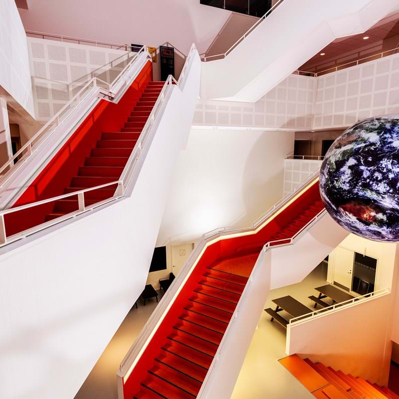 Ein Atrium mit einer Treppe, die mit Stretchgewebe bespannt ist