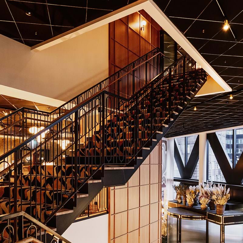 Abgehängte Akustikdecke in einem Hotel