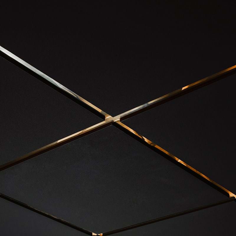 Nahaufnahme einer schwarzen Akustikdecke