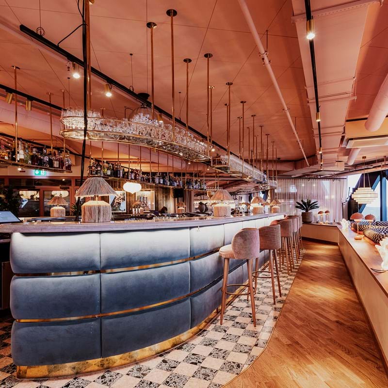 Abgehängte Akustikdecke in der Hotelbar