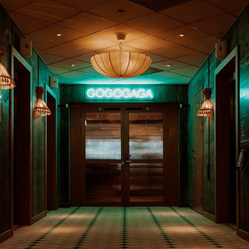 Abgehängte Akustikdecke im Gang