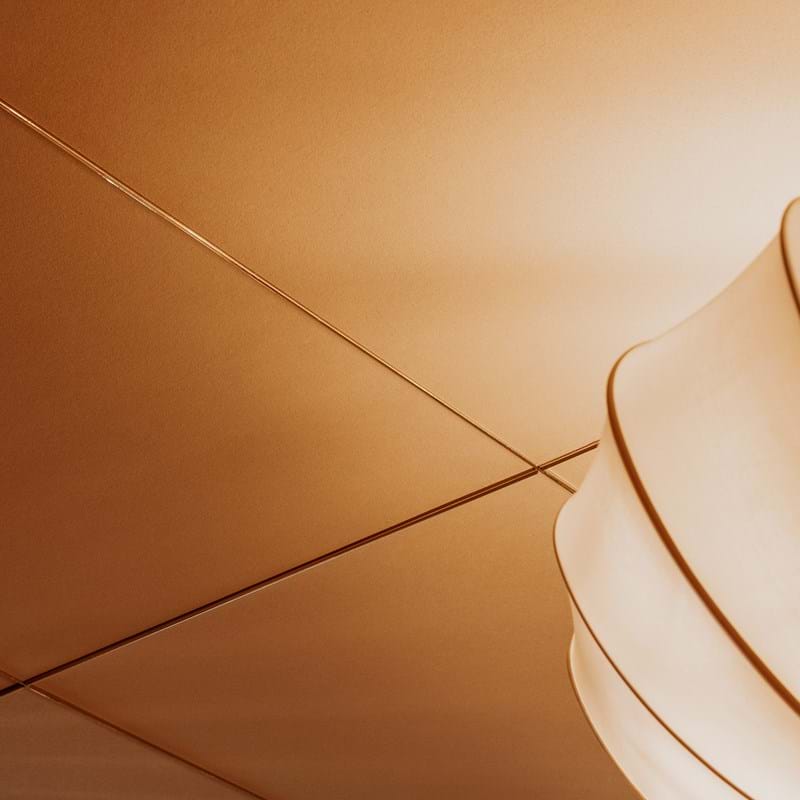 Detailaufnahme einer abgehängten Akustikdecke