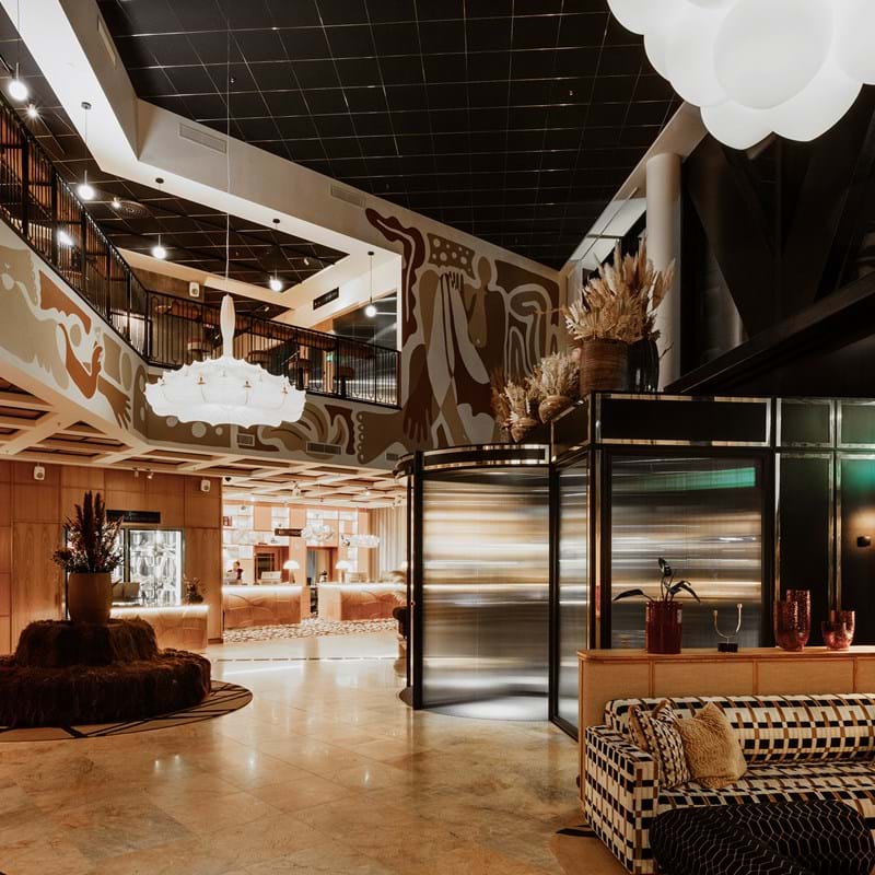 Hotel-Lobby mit abgehängter Akustikdecke